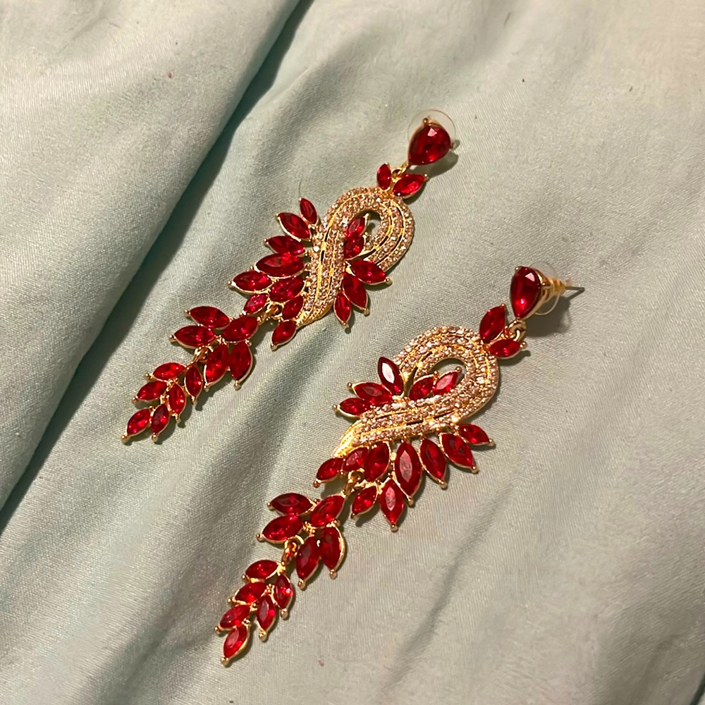 I am selling these gorgeous earrings because I only wore them to prom